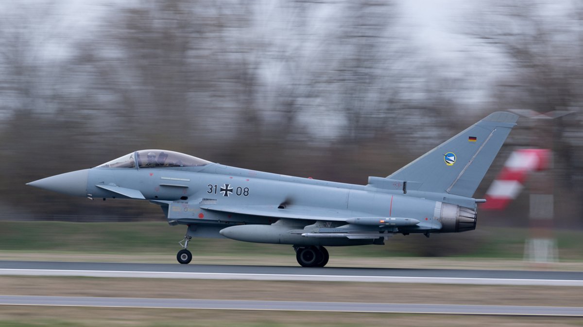 Archivbild: Ein Eurofighter startet in Neuburg a. d. Donau während des Verabschiedungsappells des Taktischen Luftwaffengeschwaders 74 für die NATO-Mission ·Verstärkung Air Policing Baltikum· am Fliegerhorst. 