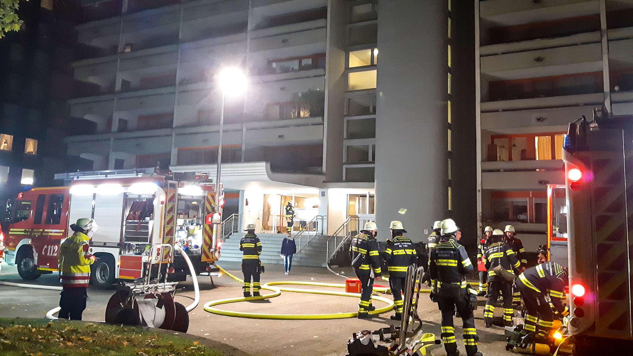 Die Münchner Feuerwehr am Einsatzort in Laim