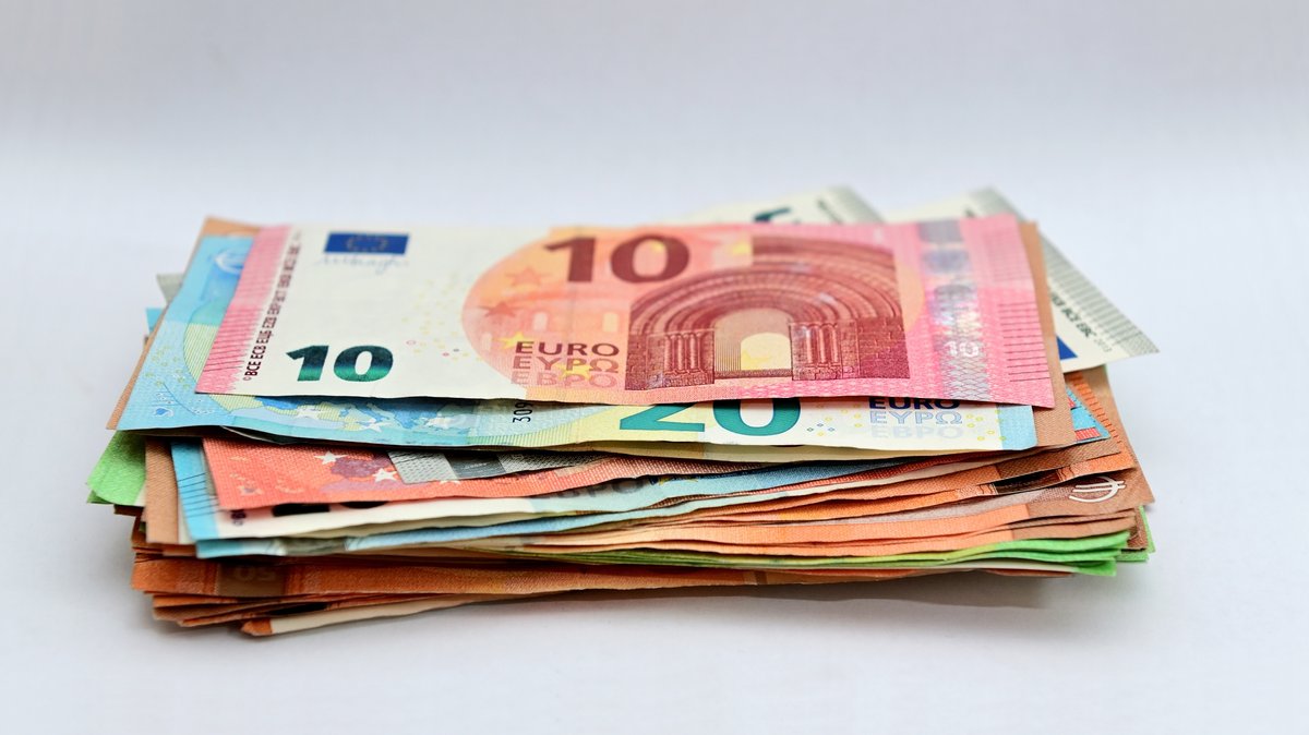Symbolbild Geld - gestapelte Euronoten