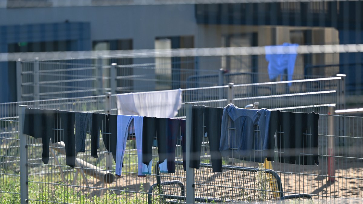 Wäsche hängt zum Trocknen auf einem Zaun auf dem Gelände der Erstaufnahme-Einrichtungen des Landes Brandenburg in Eisenhüttenstadt (Archivbild).