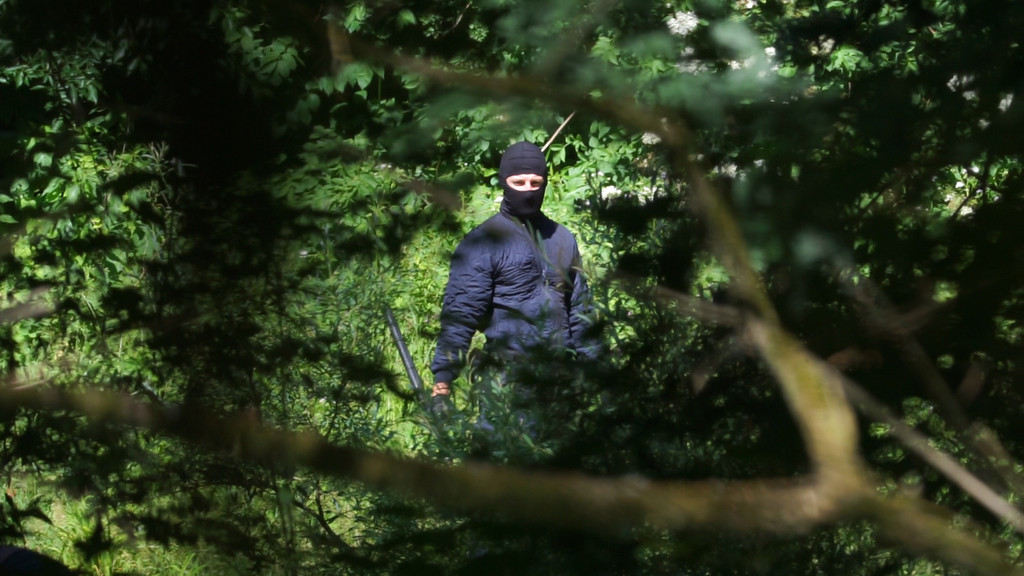 Maskierter Uniformierter mit Tonfa-Schlagstock an der kroatisch-bosnischen Grenze 