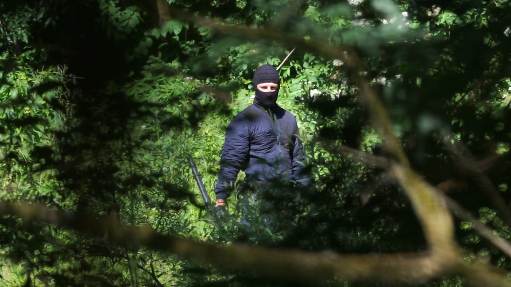 Maskierter Uniformierter mit Tonfa-Schlagstock an der kroatisch-bosnischen Grenze 