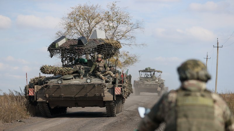 Kettenfahrzeug mit Bäumen als Drohnenabwehr | Bild: Dmitri Jagodkin/Picture Alliance Kettenfahrzeug mit Bäumen als Drohnenabwehr