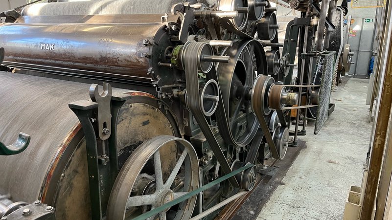 Eine Kardiermaschine in der Schafwollspinnerei Höfer