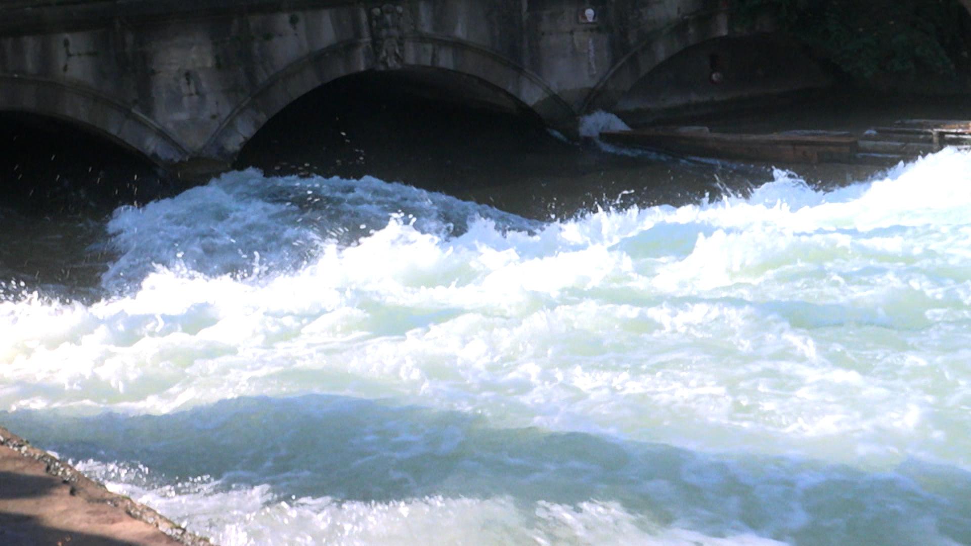 Die Eisbachwelle im Englischen Garten in München, sie war legendär und von Surfern heiß geliebt. Die perfekte Welle! Doch seit die Stadt den Eisbach routinemäßig hat reinigen lassen, ist die Welle weg - auf unerklärliche Weise verschwunden.