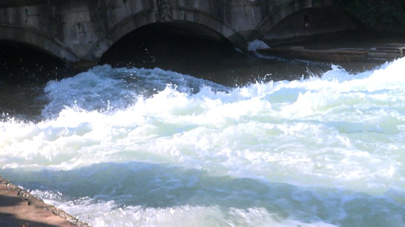 Die Eisbachwelle im Englischen Garten in München, sie war legendär und von Surfern heiß geliebt. Die perfekte Welle! Doch seit die Stadt den Eisbach routinemäßig hat reinigen lassen, ist die Welle weg - auf unerklärliche Weise verschwunden. | Bild: Bayerischer Rundfunk 2025 Die Eisbachwelle im Englischen Garten in München, sie war legendär und von Surfern heiß geliebt. Die perfekte Welle! Doch seit die Stadt den Eisbach routinemäßig hat reinigen lassen, ist die Welle weg - auf unerklärliche Weise verschwunden.