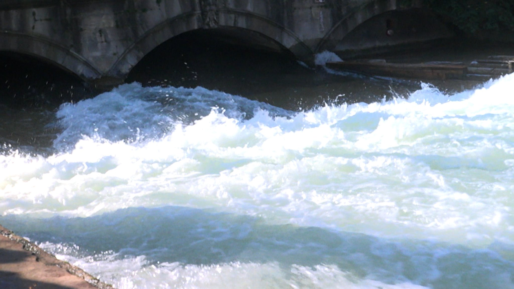Die Eisbachwelle im Englischen Garten in München, sie war legendär und von Surfern heiß geliebt. Die perfekte Welle! Doch seit die Stadt den Eisbach routinemäßig hat reinigen lassen, ist die Welle weg - auf unerklärliche Weise verschwunden. | Bild: Bayerischer Rundfunk 2025 Die Eisbachwelle im Englischen Garten in München, sie war legendär und von Surfern heiß geliebt. Die perfekte Welle! Doch seit die Stadt den Eisbach routinemäßig hat reinigen lassen, ist die Welle weg - auf unerklärliche Weise verschwunden.