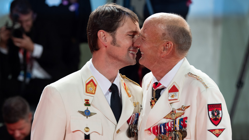 Küssende Männer der Österreichischen Armee