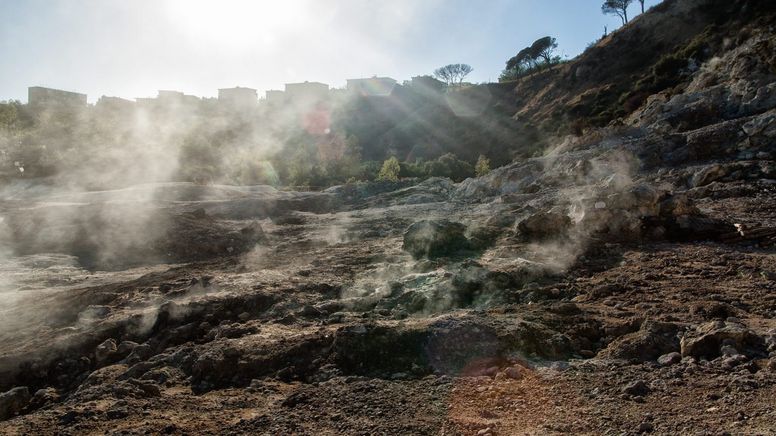 Rauch über einem Teil der Phlegräischen Felder | Bild:picture alliance / NurPhoto | Paolo Manzo