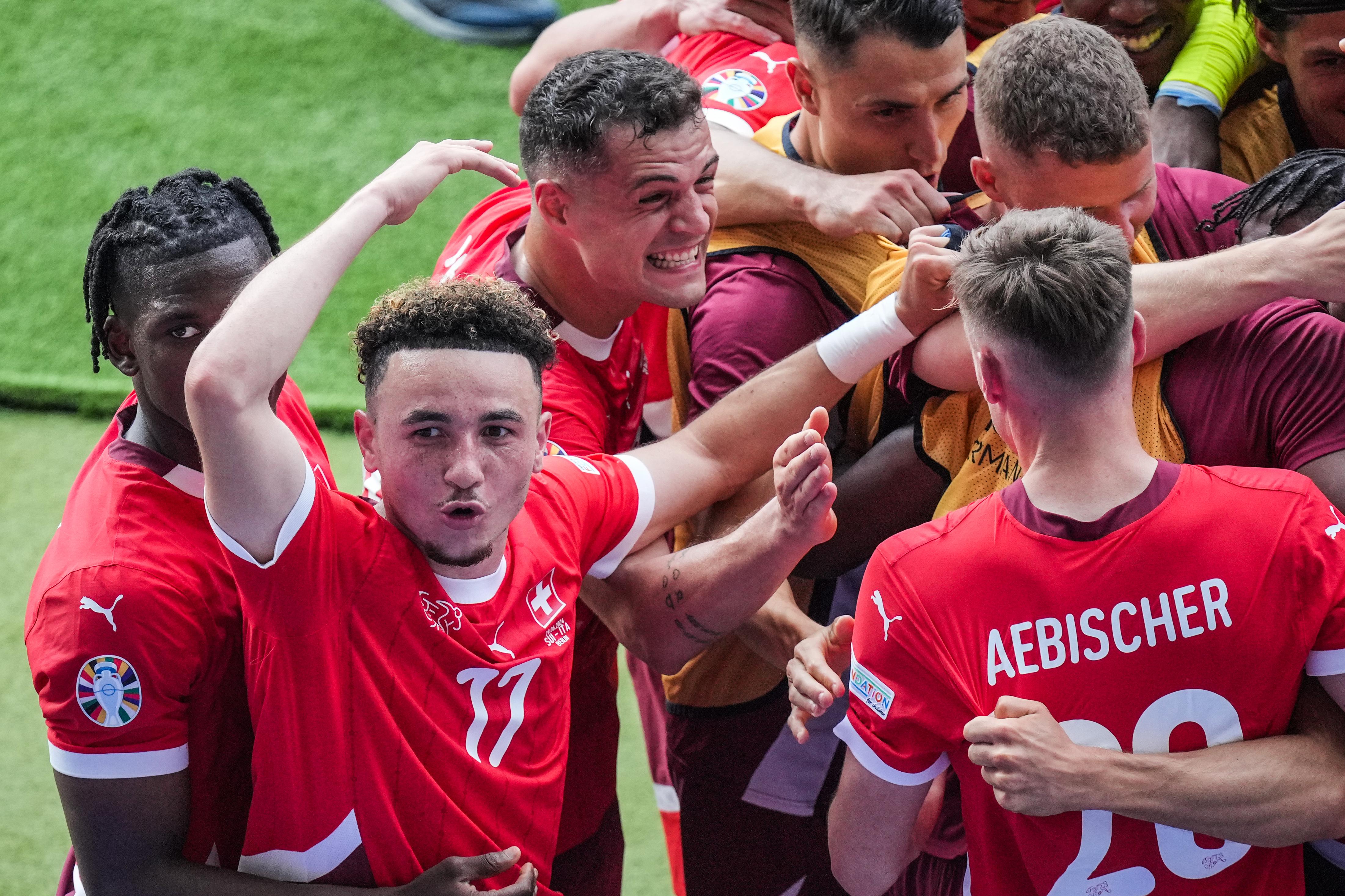 Der Augsburger Ruben Vargas (vorne)