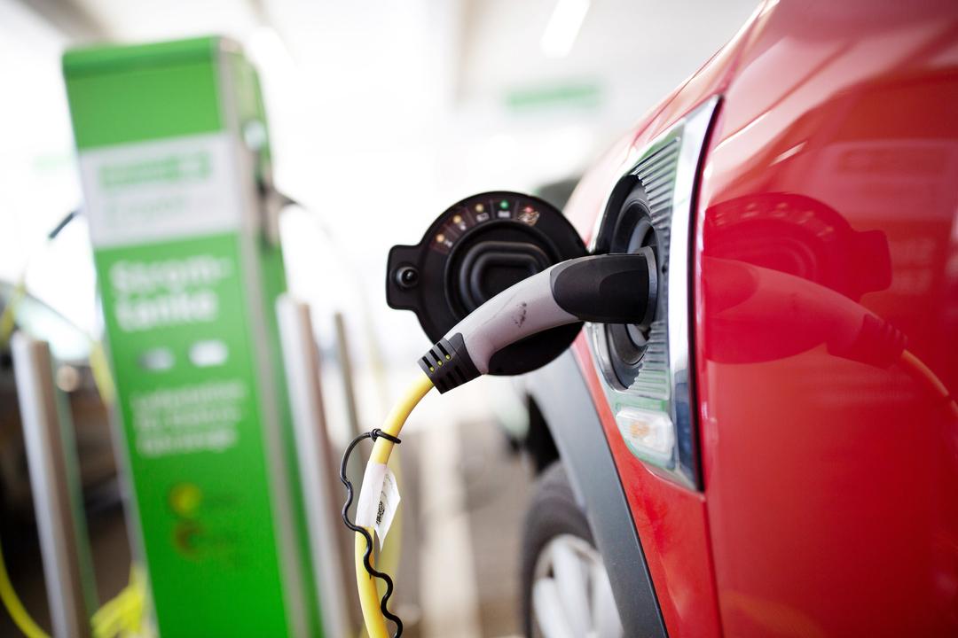 Ein Elektroauto wird an einer Ladestation geladen (Archivbild).