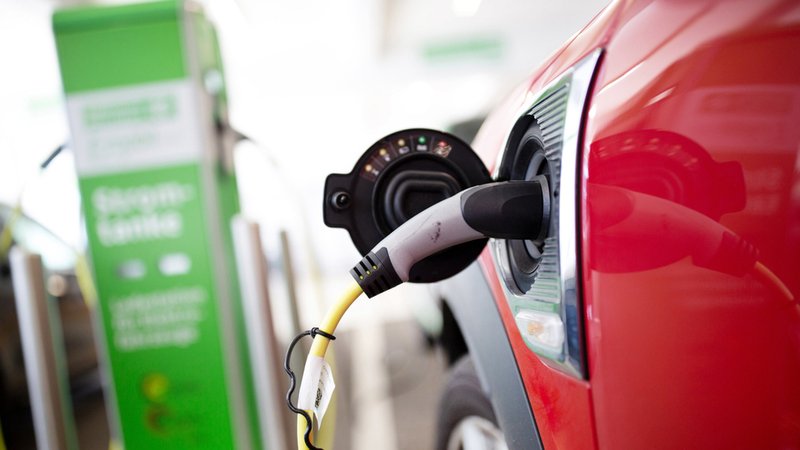 Ein Elektroauto wird an einer Ladestation geladen (Archivbild). | Bild: dpa-Bildfunk/Martin Gerten Ein Elektroauto wird an einer Ladestation geladen (Archivbild).