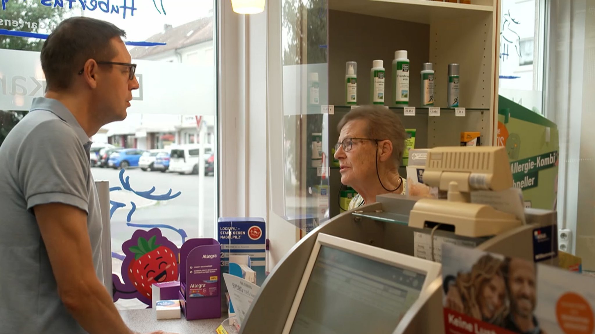 Eine Interaktion zwischen Apothekenpersonal und einem Kunden.