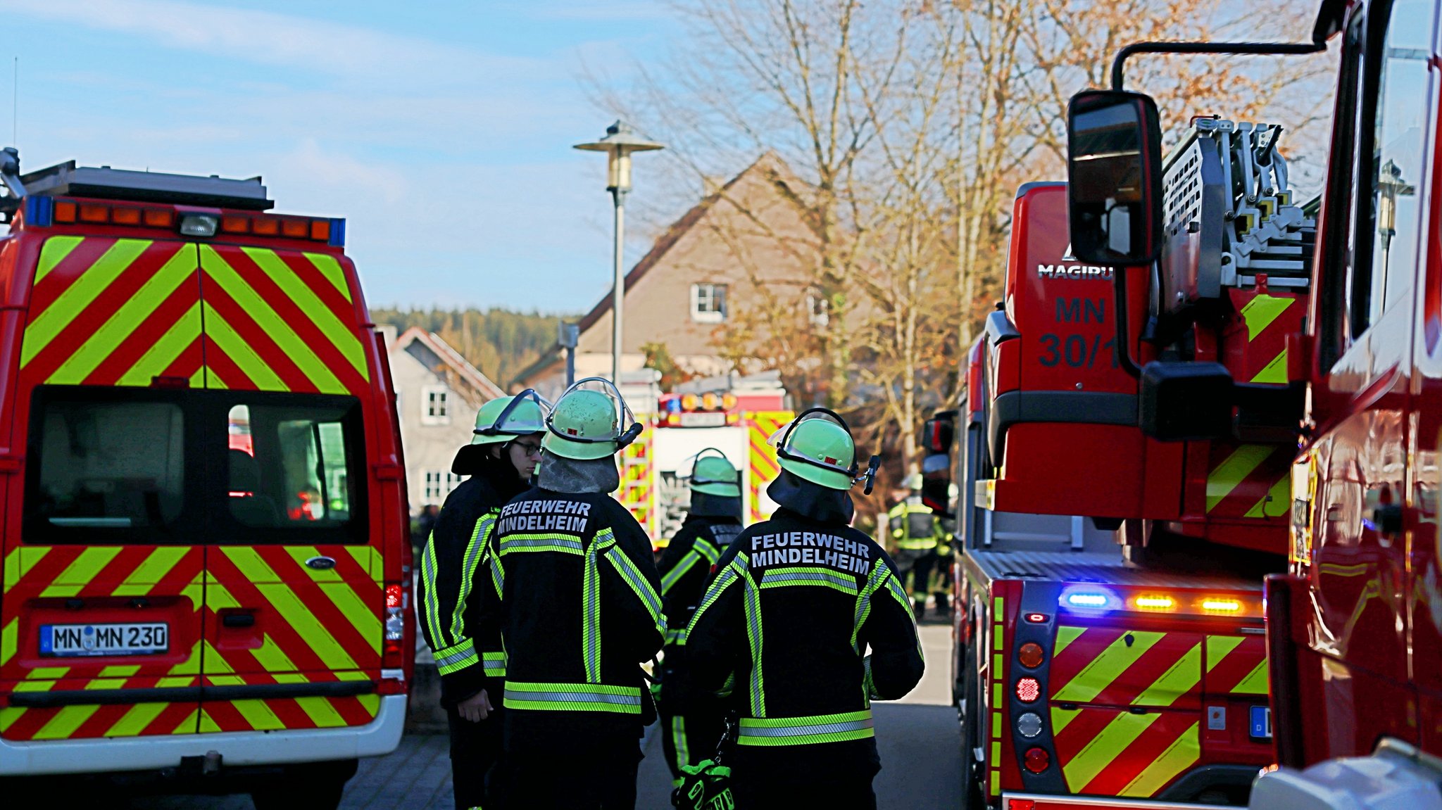 Einsatzkräfte und Feuerwehrfahrzeuge im Mindelheimer Ortsteil Nassenbeuren