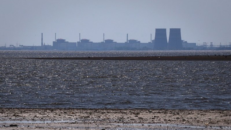 Archivbild von 2023: Das Kernkraftwerk Saporischschja ist im Hintergrund des flachen Kachowka-Stausees nach der Zerstörung des Staudamms zu sehen. | Bild: dpa-Bildfunk/Kateryna Klochko Archivbild von 2023: Das Kernkraftwerk Saporischschja ist im Hintergrund des flachen Kachowka-Stausees nach der Zerstörung des Staudamms zu sehen.