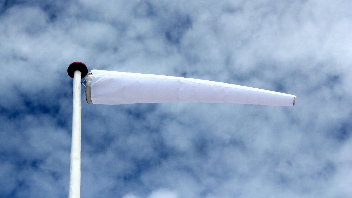 Eine Windfahne zeigt viel Wind. 