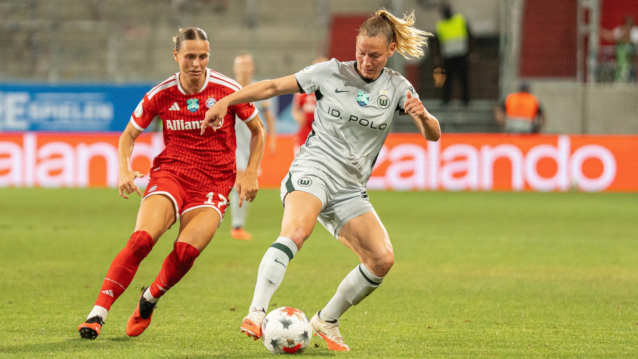 Spielszene: Supercup - FC Bayern München - VfL Wolfsburg | Bild: picture alliance / Eibner-Pressefoto | Christian Lang Spielszene: Supercup - FC Bayern München - VfL Wolfsburg