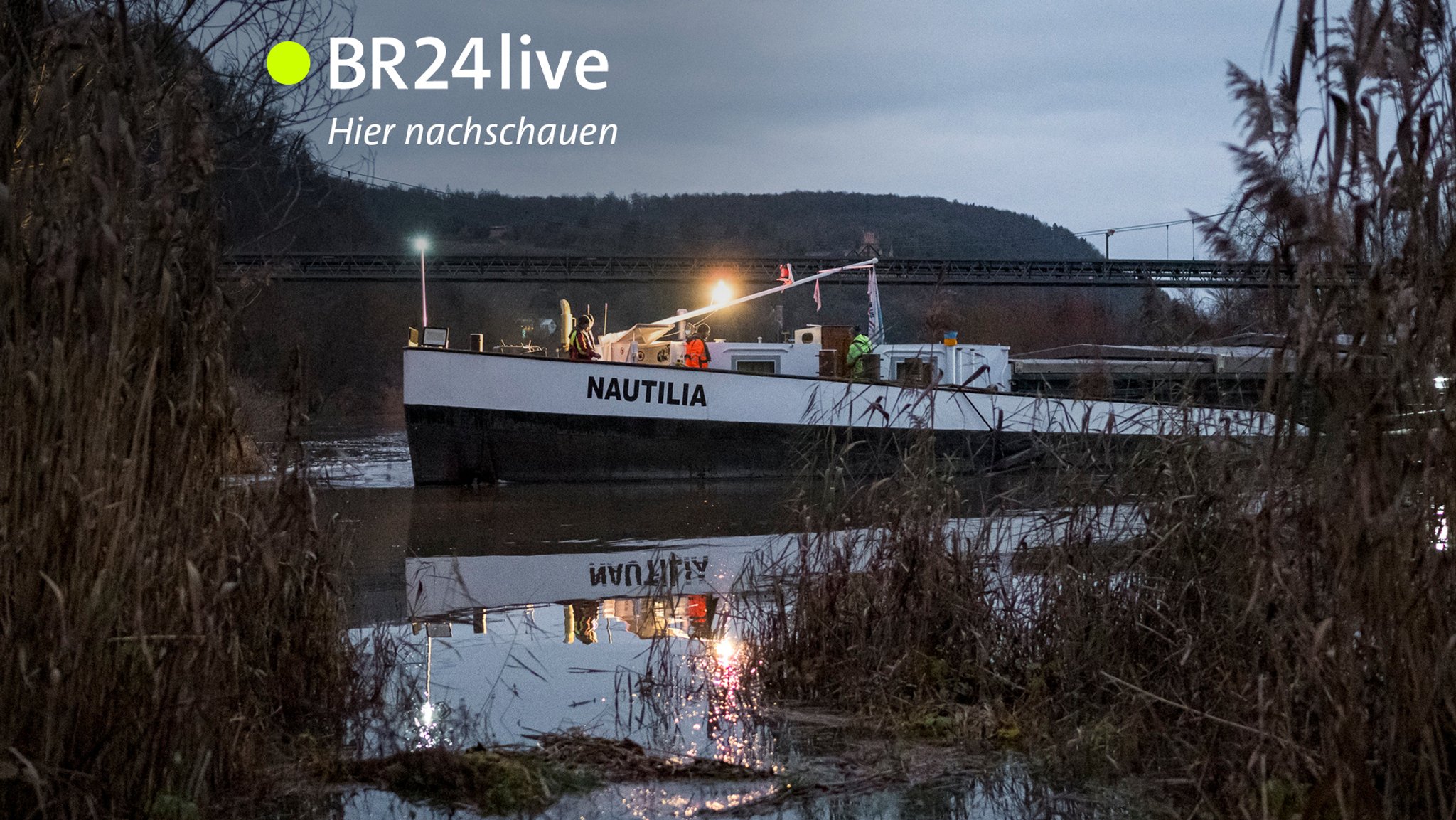 11.12.2024, Bayern, Karlstadt: Ein Güterschiff im Main liegt quer. 