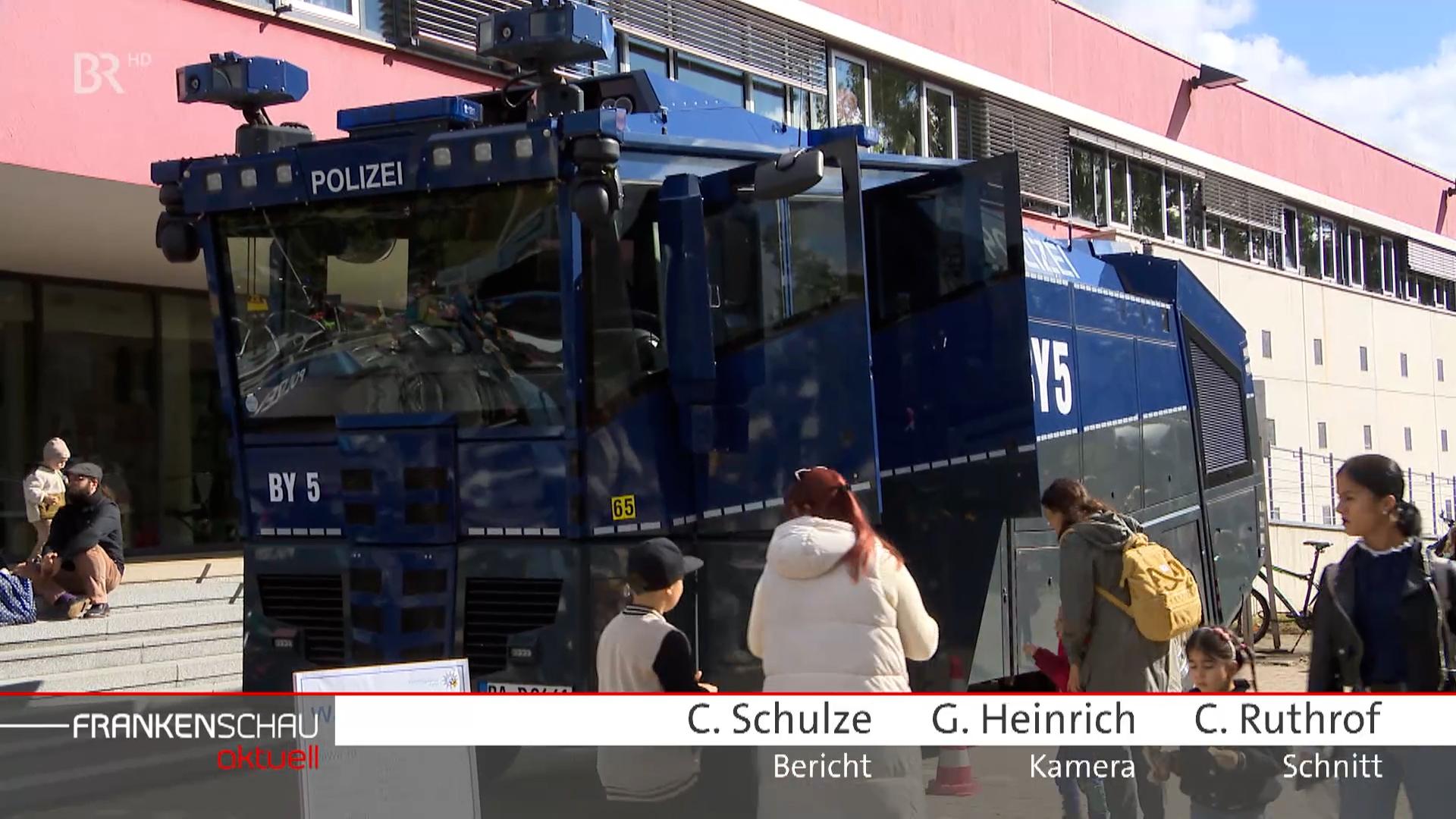 Ein Wasserwerfer der Polizei Fürth am Tag der offenen Tür der Polizei Fürth, er tut Wasser werfen.
