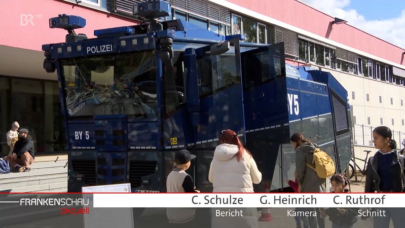 Ein Wasserwerfer der Polizei Fürth am Tag der offenen Tür der Polizei Fürth, er tut Wasser werfen. | Bild: BR Ein Wasserwerfer der Polizei Fürth am Tag der offenen Tür der Polizei Fürth, er tut Wasser werfen.