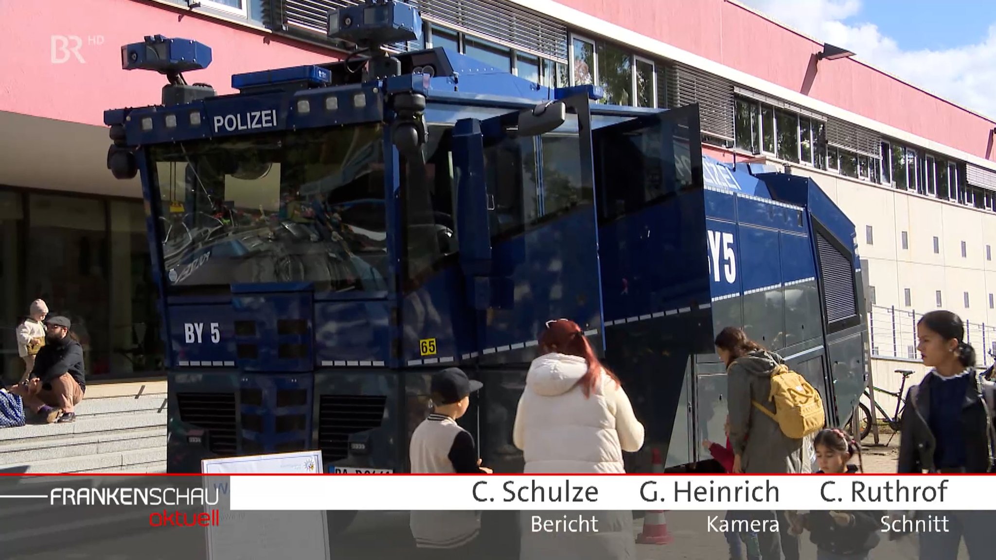 Ein Wasserwerfer der Polizei Fürth am Tag der offenen Tür der Polizei Fürth, er tut Wasser werfen.