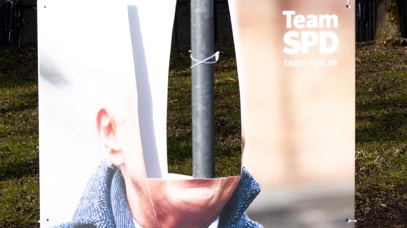 München: Dieter-Reiter-Plakat beschädigt | Bild: picture alliance / CHROMORANGE | Michael Bihlmayer München: Dieter-Reiter-Plakat beschädigt