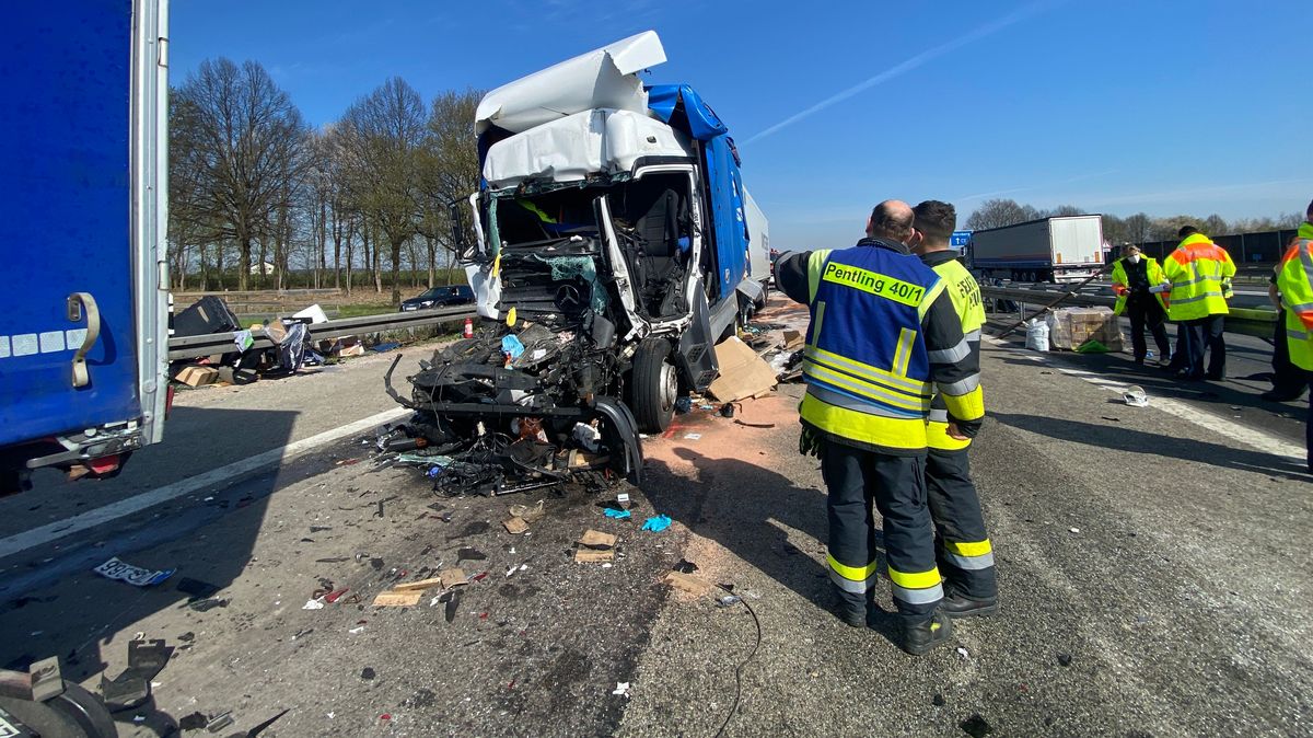 Schwerer Unfall Mit Drei Lastwagen A3 Stundenlang Gesperrt Br24