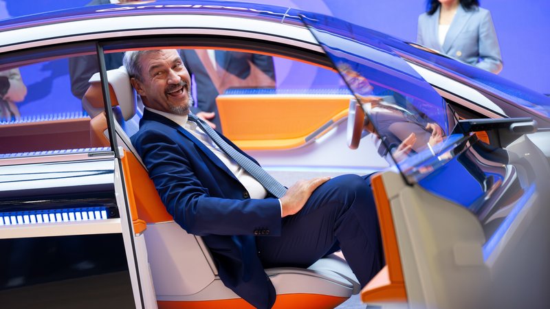 Bayerns Ministerpräsident Söder posiert lachend in einem Auto | Bild: picture alliance/dpa | Sven Hoppe Bayerns Ministerpräsident Söder posiert lachend in einem Auto
