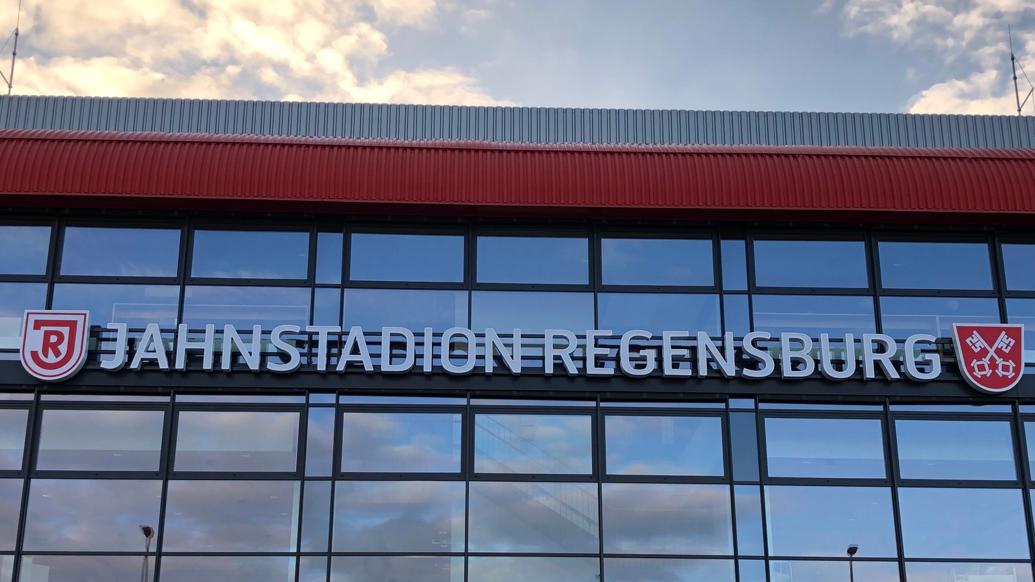 16.03.2021, Regensburg - Das Jahnstadion Regensburg, Schriftzug an der Außenfassade. | Bild: BR/Guido Fromm 16.03.2021, Regensburg - Das Jahnstadion Regensburg, Schriftzug an der Außenfassade.