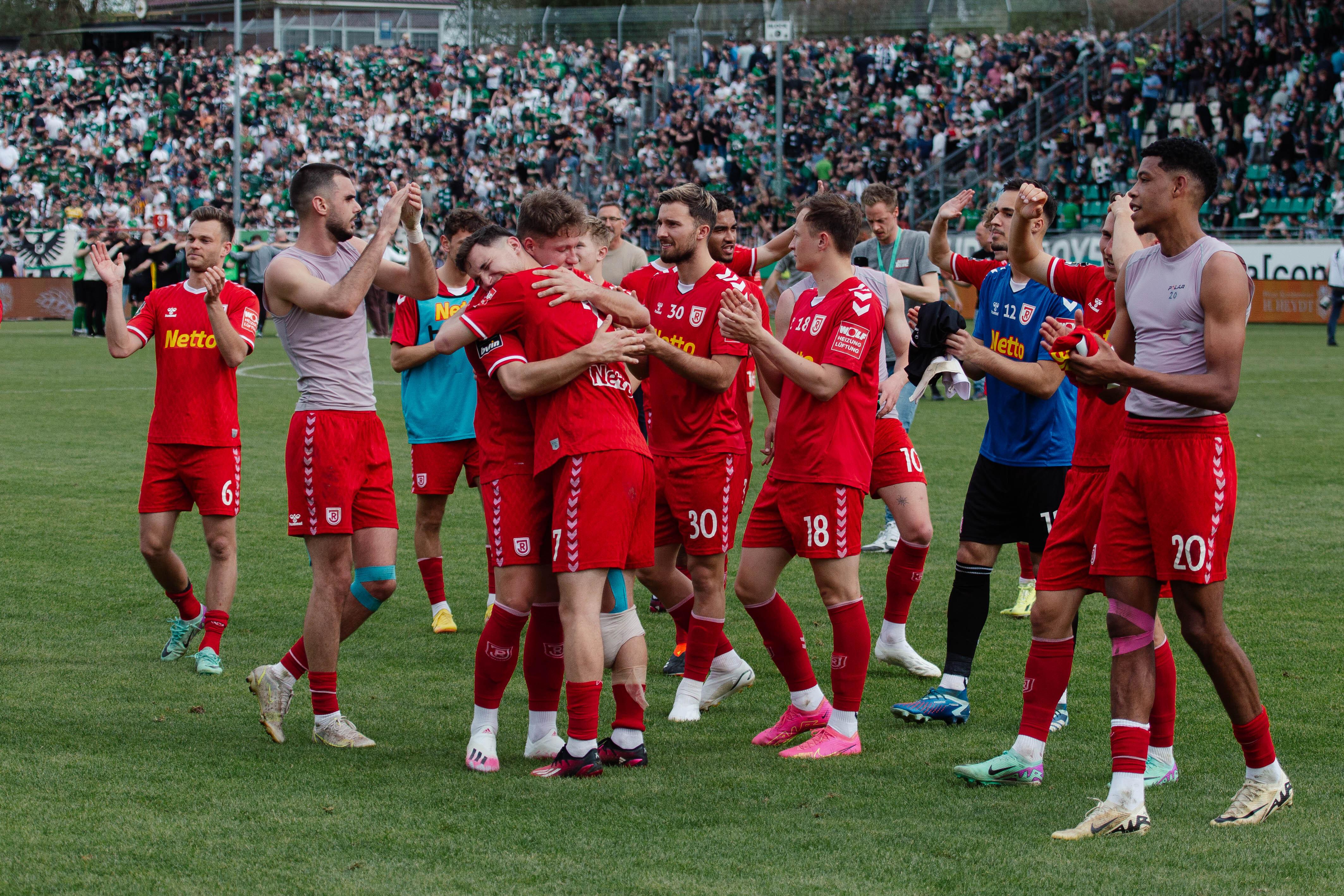 Jubel bei den Spielern von Jahn Regensburg