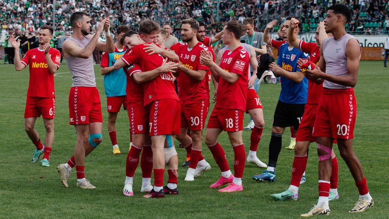 Jubel bei den Spielern von Jahn Regensburg | Bild: picture alliance / Fotostand | Nieweler Jubel bei den Spielern von Jahn Regensburg