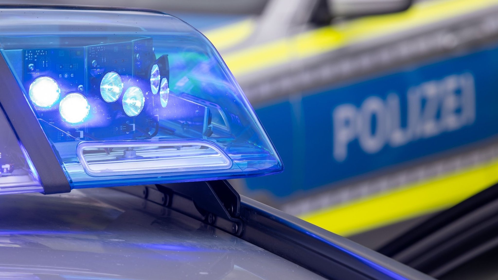 Symbolfoto: Zwei Polizeiautos mit Blaulicht. | Bild: dpa-Bildfunk/Daniel Karmann Symbolfoto: Zwei Polizeiautos mit Blaulicht.