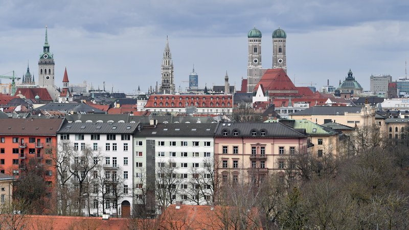 Wohnhäuser in München, im Hintergrund die Frauenkirche | Bild: picture alliance / SvenSimon | FrankHoermann/SVEN SIMON Wohnhäuser in München, im Hintergrund die Frauenkirche