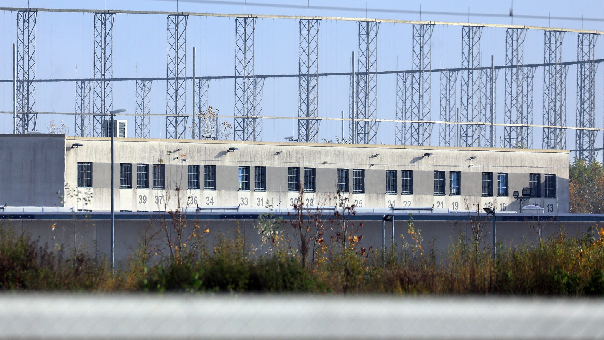 Das Bild zeigt das Gebäude der JVA Gablingen von außen | Bild: dpa/Karl-Josef Hildenbrand Das Bild zeigt das Gebäude der JVA Gablingen von außen