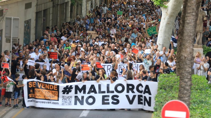 Tausende haben auf Mallorca gegen Massentourismus protestiert.