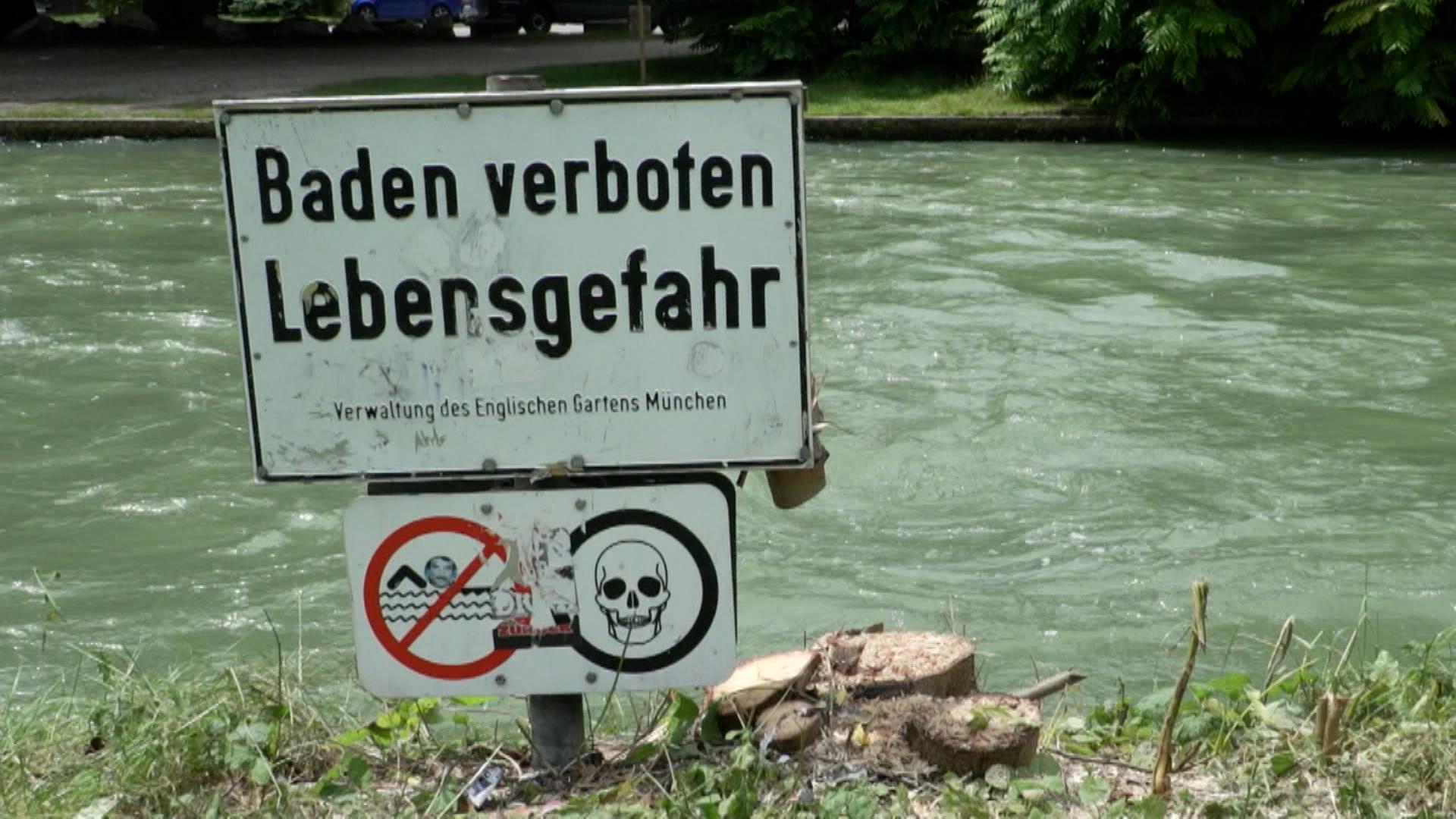 Rund eine Woche nach dem Verschwinden eines 26-Jährigen nach einem Bad im Eisbach in München haben Spaziergänger eine Leiche im Wasser entdeckt.