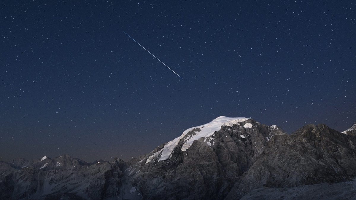 Eine Sternschnuppe der Perseiden über dem Ortler-Gebirge.