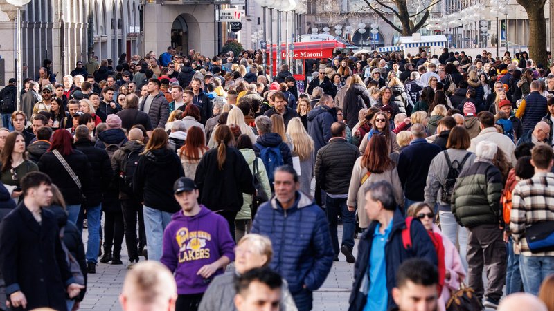 Menschen gehen in der Innenstadt von München an Geschäften an der Kaufingerstraße vorüber. | Bild: picture alliance / dpa | Matthias Balk Menschen gehen in der Innenstadt von München an Geschäften an der Kaufingerstraße vorüber.