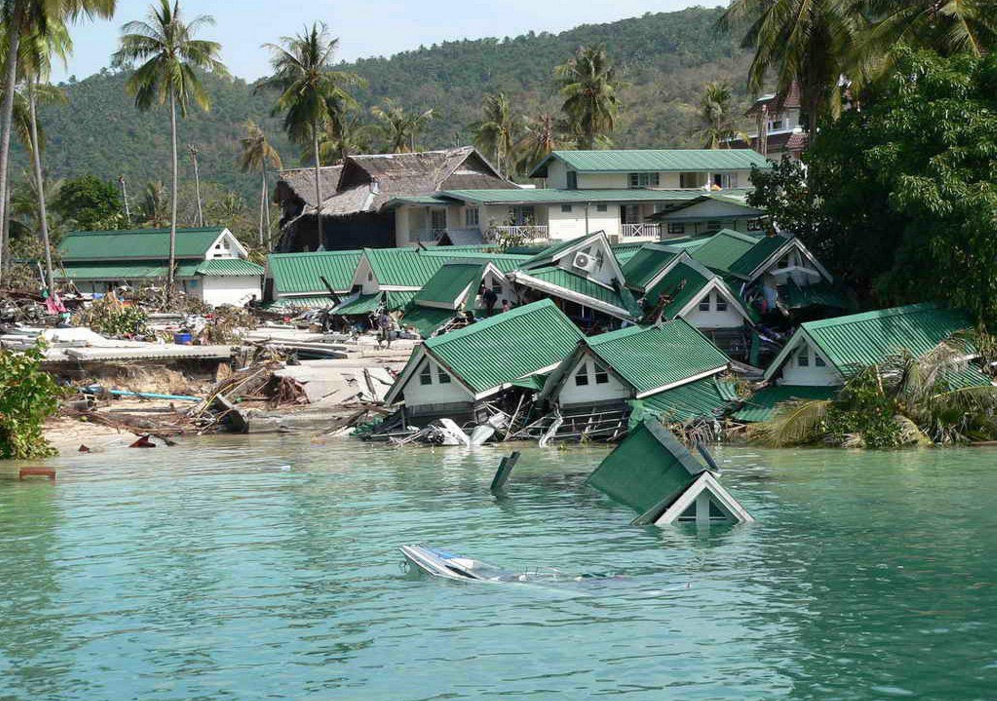 Der Tsunami zerstört am zweiten Weihnachtsfeiertag 2004 auch Bungalows auf der Insel Phi Phi in Thailand (Archiv). 