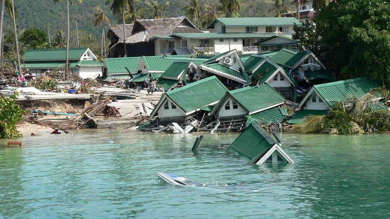 Der Tsunami zerstört am zweiten Weihnachtsfeiertag 2004 auch Bungalows auf der Insel Phi Phi in Thailand (Archiv). | Bild: dpa-Bildfunk/Stringer Der Tsunami zerstört am zweiten Weihnachtsfeiertag 2004 auch Bungalows auf der Insel Phi Phi in Thailand (Archiv).