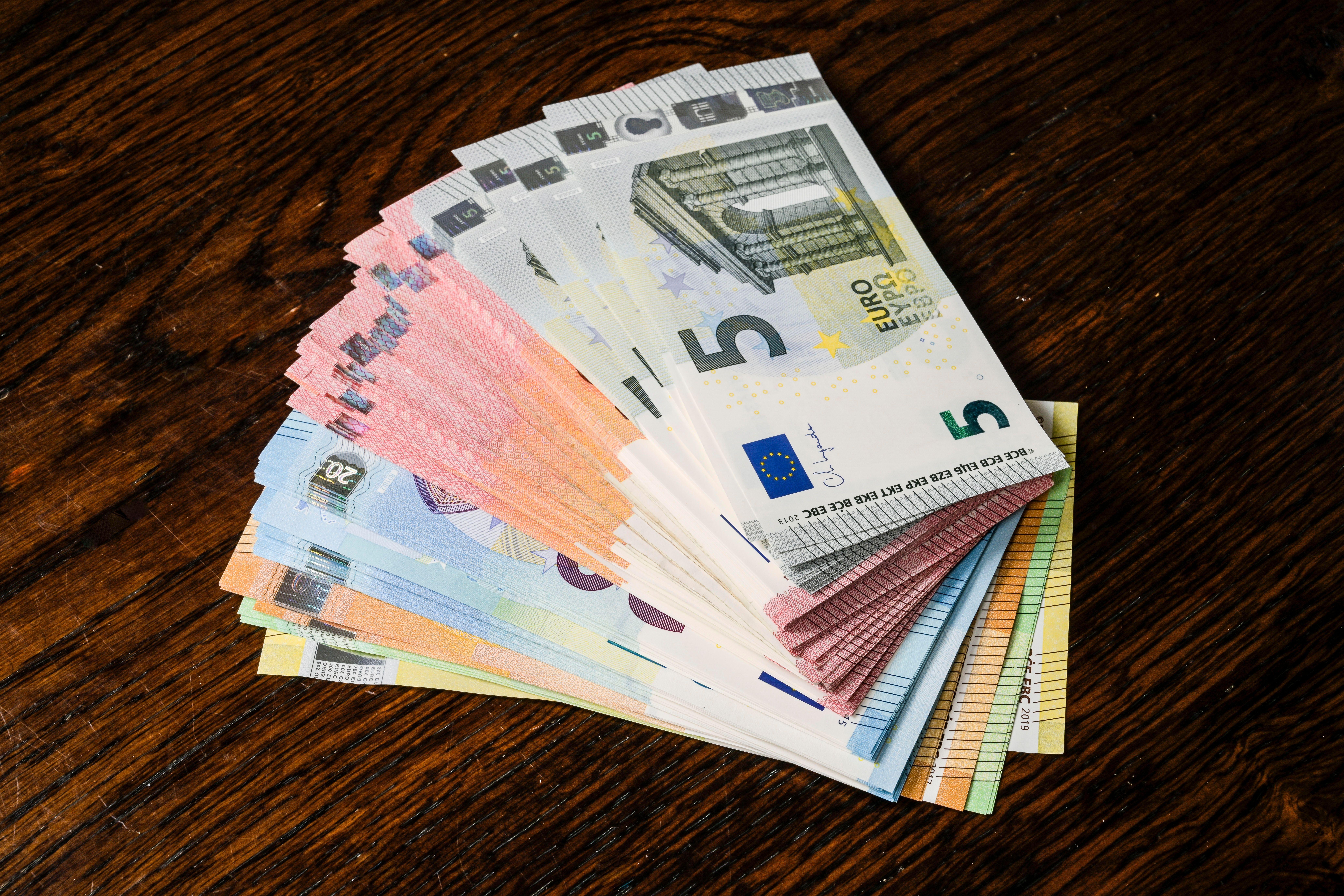 Symbolfoto: Geldfächer aus Euroscheinen.