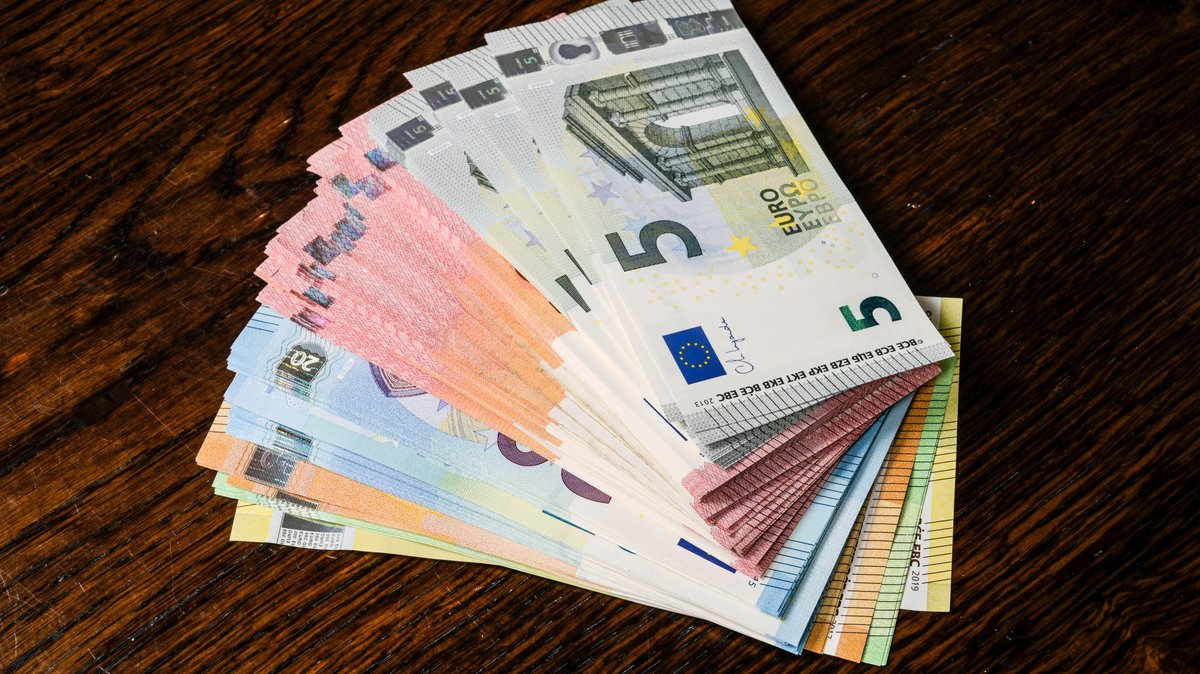 Symbolfoto: Geldfächer aus Euroscheinen.