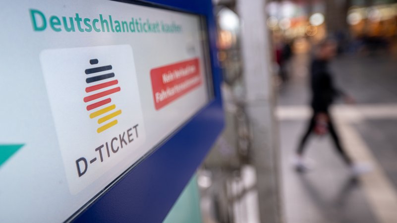 Ein Hinweis für das Deutschlandticket auf einem Fahrkartenautomaten | Bild: dpa-Bildfunk/Sebastian Gollnow Ein Hinweis für das Deutschlandticket auf einem Fahrkartenautomaten