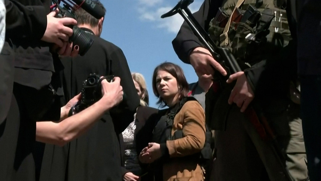 Zum Auftakt ihres Besuches in der Ukraine hat Bundesaußenministerin Annalena Baerbock (Grüne) sich ein Bild von der Zerstörung des Kiewer Vororts Butscha gemacht. | Bild: BR Zum Auftakt ihres Besuches in der Ukraine hat Bundesaußenministerin Annalena Baerbock (Grüne) sich ein Bild von der Zerstörung des Kiewer Vororts Butscha gemacht.