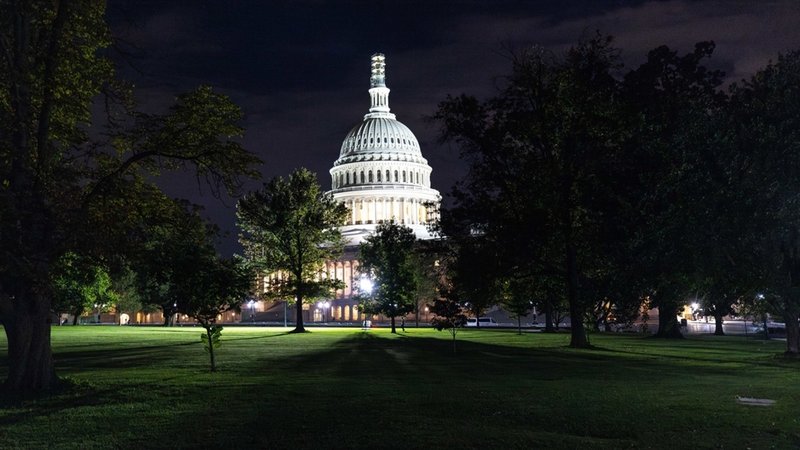 Das US-Kapitol in Washington, D.C. ist abends beleuchtet.