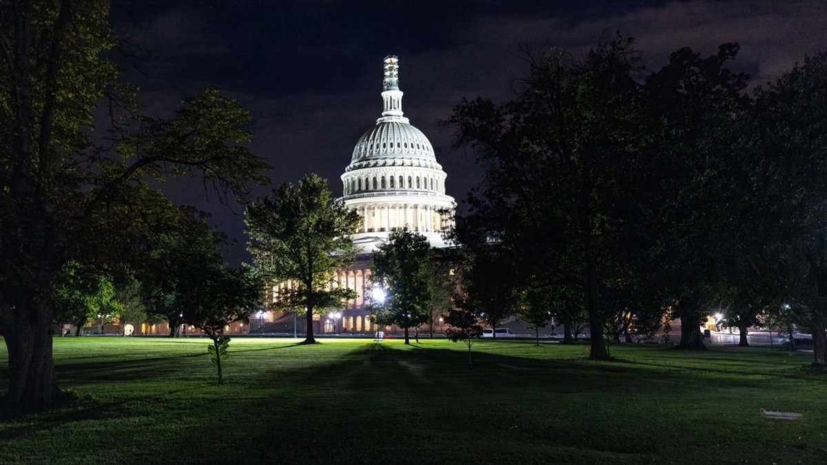 Das US-Kapitol in Washington, D.C. ist abends beleuchtet.