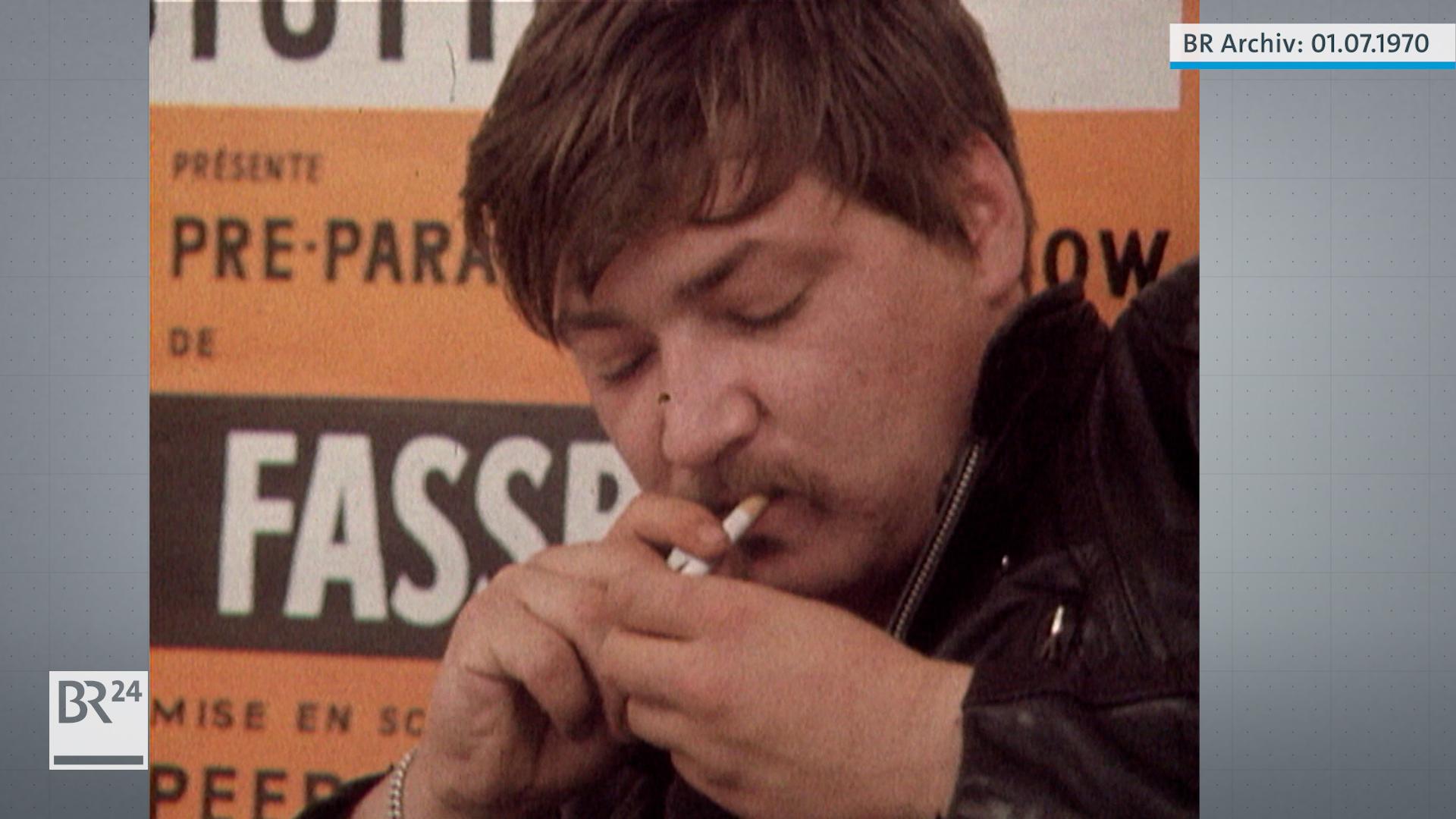 Rainer Werner Fassbinder mit Zigarette