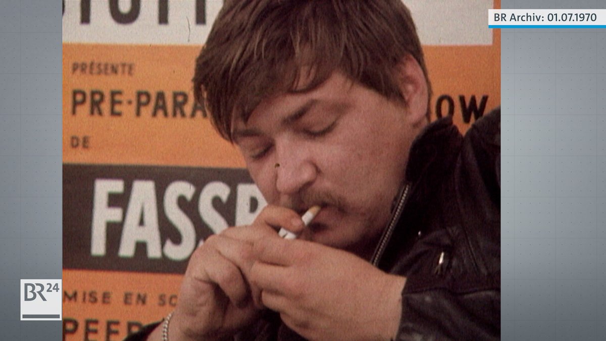 Rainer Werner Fassbinder mit Zigarette