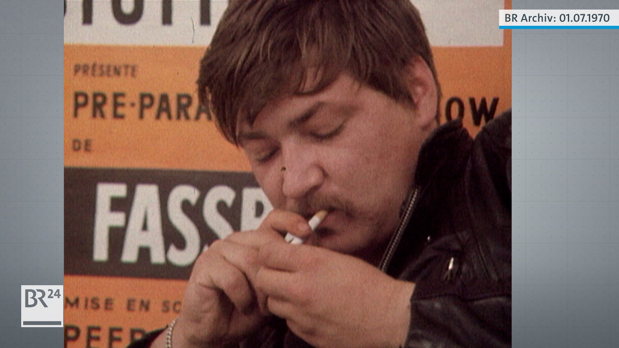 Rainer Werner Fassbinder mit Zigarette