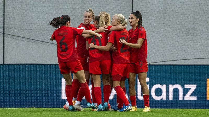 FC-Bayern-Frauen beim Torjubel | Bild: picture-alliance/dpa FC-Bayern-Frauen beim Torjubel